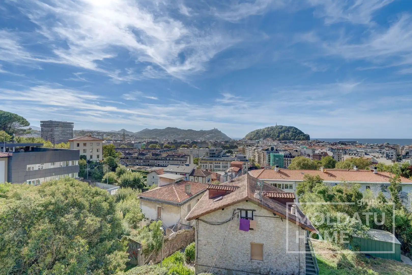 Vista exterior de Pis en venda en Donostia - San Sebastián  amb Calefacció i Jardí privat