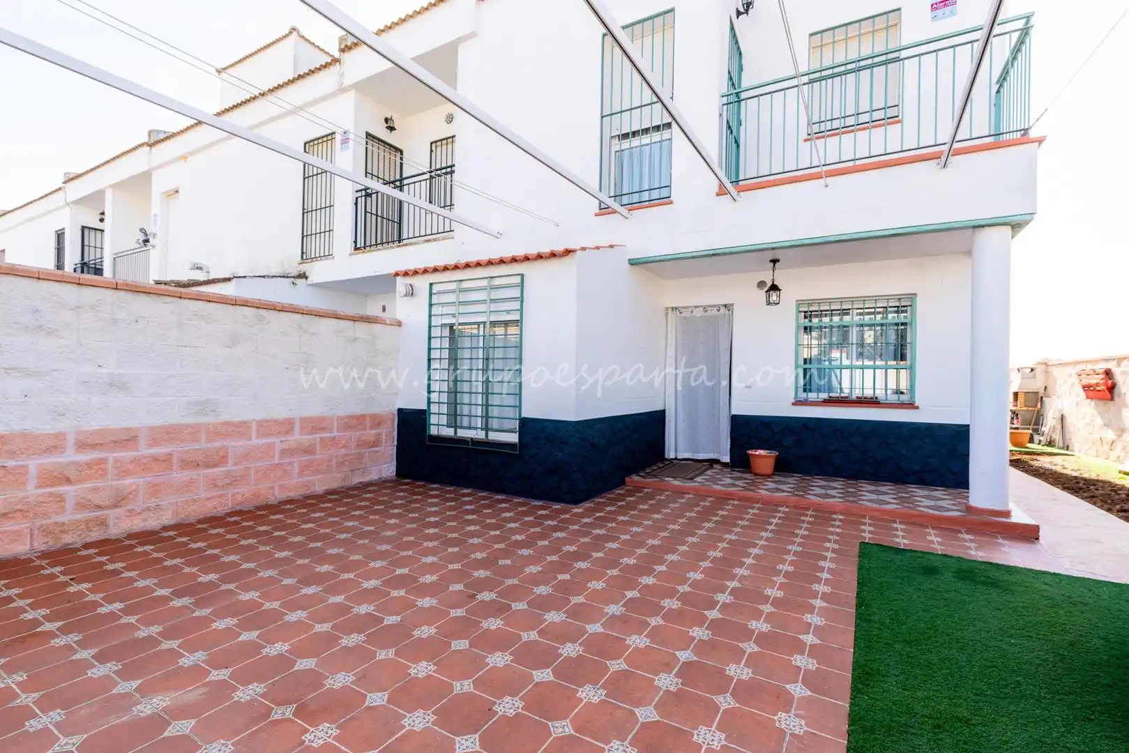 Vista exterior de Casa adosada en venda en Huévar del Aljarafe amb Aire condicionat, Jardí privat i Traster