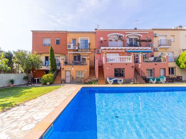 Adosado con piscina en venta en Muga - Gran Reserva - Badia