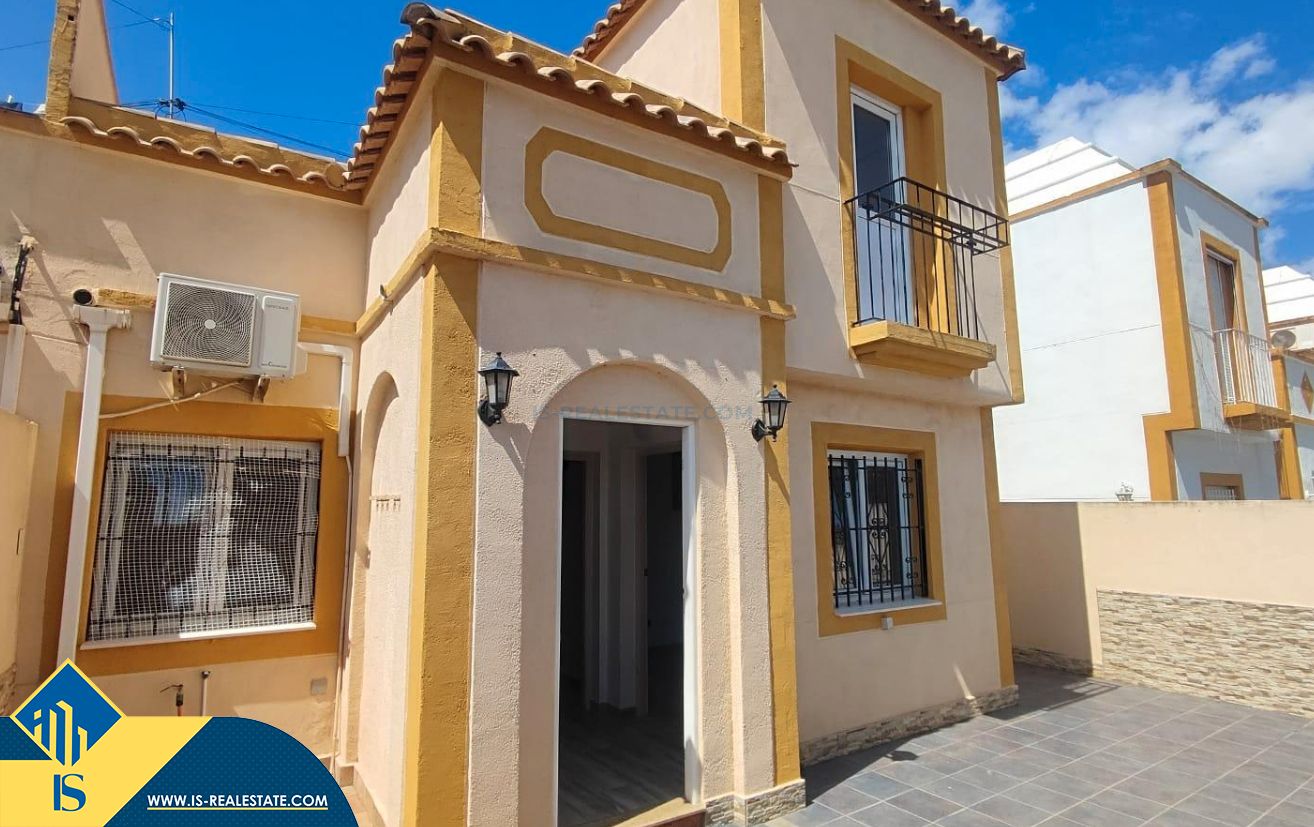 Exterior view of House or chalet for sale in Torrevieja  with Air Conditioner, Heating and Private garden
