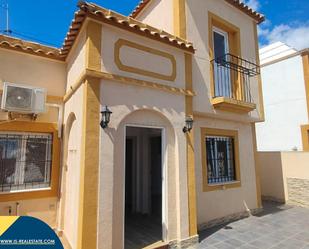 Vista exterior de Casa o xalet en venda en Torrevieja amb Aire condicionat, Calefacció i Jardí privat