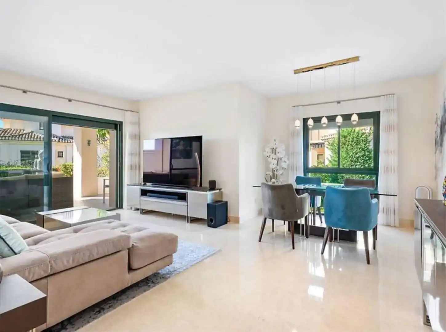 Sala de estar de Piso en venta en Benahavís con Aire acondicionado y Piscina