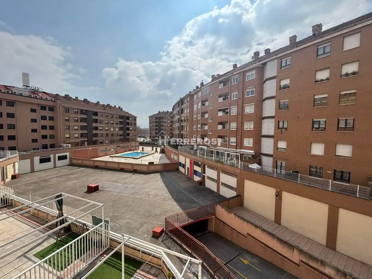 Vista exterior de Piso en venta en  Logroño con Calefacción, Terraza y Trastero