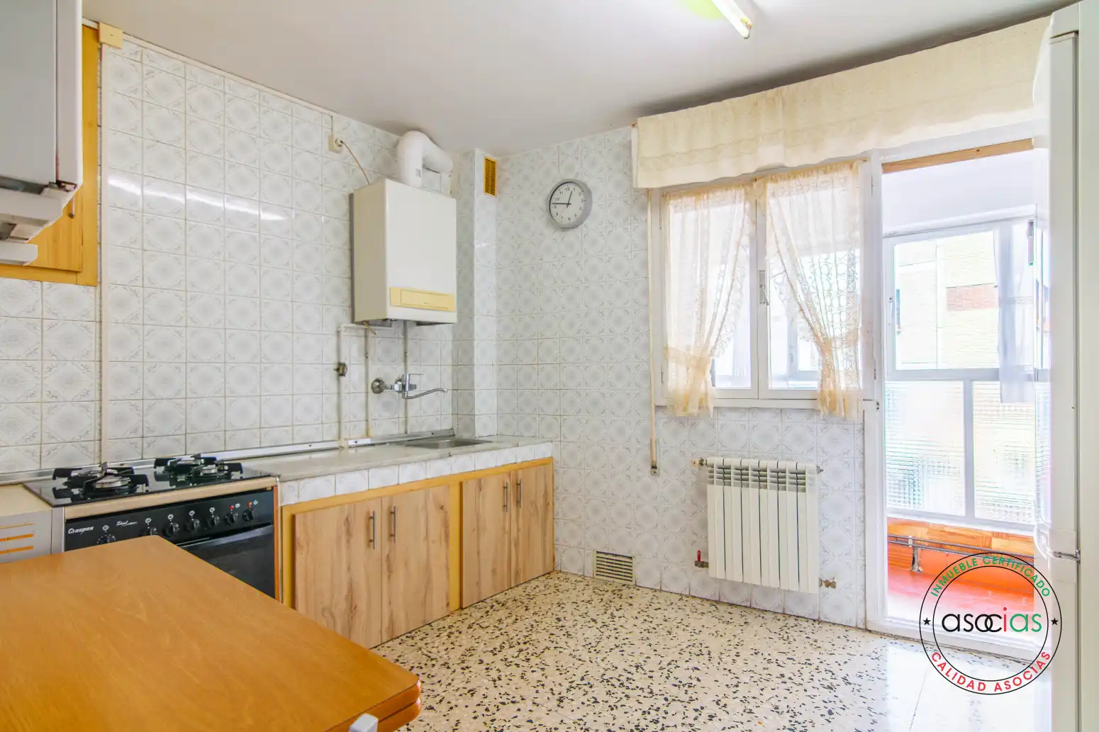 Cuina de Pis en venda en Oviedo  amb Calefacció, Parquet i Moblat