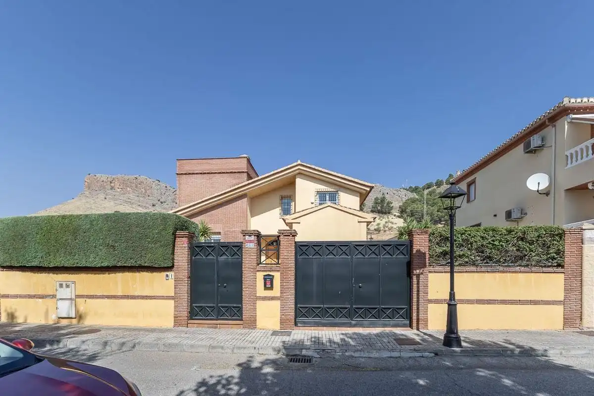 Vista exterior de Casa o xalet en venda en Albolote amb Calefacció, Jardí privat i Terrassa