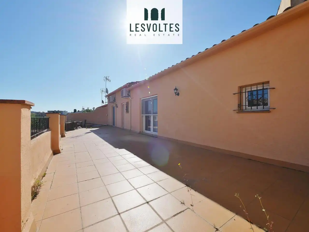 Vista exterior de Casa o xalet en venda en Mont-ras amb Aire condicionat, Calefacció i Jardí privat