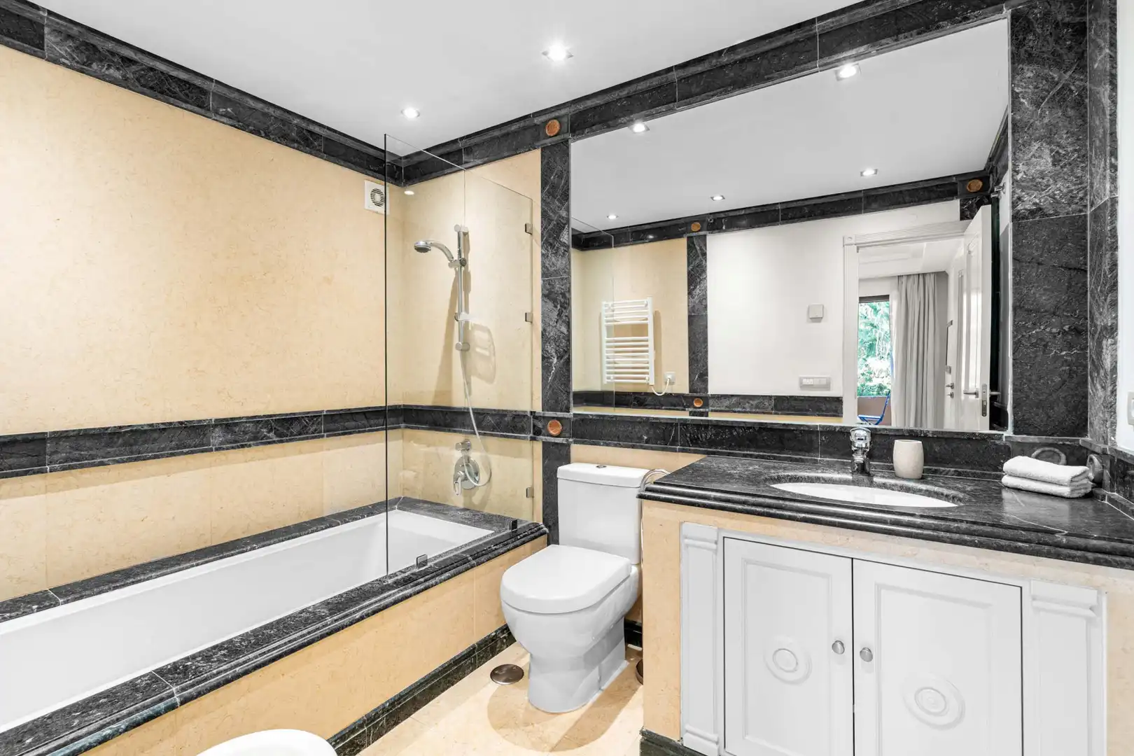 Baño de Planta baja en venta en Estepona con Aire acondicionado, Terraza y Piscina