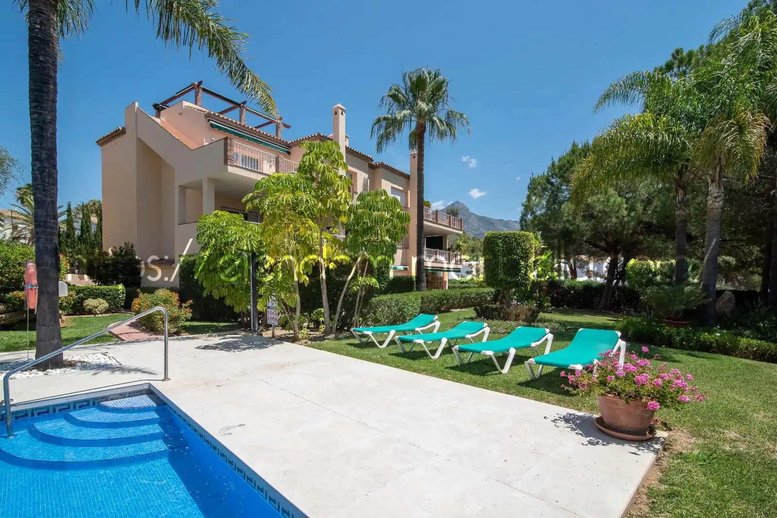 Außenansicht von Wohnungen zum Verkauf in Marbella mit Klimaanlage, Terrasse und Möbliert