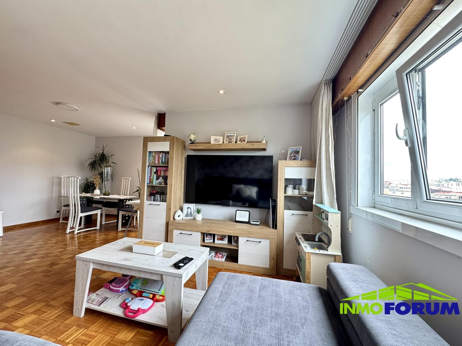 Sala d'estar de Dúplex en venda en A Coruña Capital  amb Calefacció i Parquet
