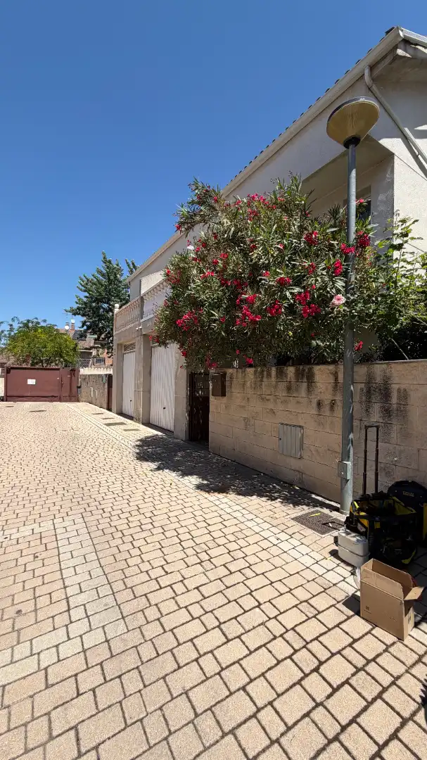 Vista exterior de Casa o chalet en venta en Velilla de San Antonio con Aire acondicionado, Calefacción y Jardín privado
