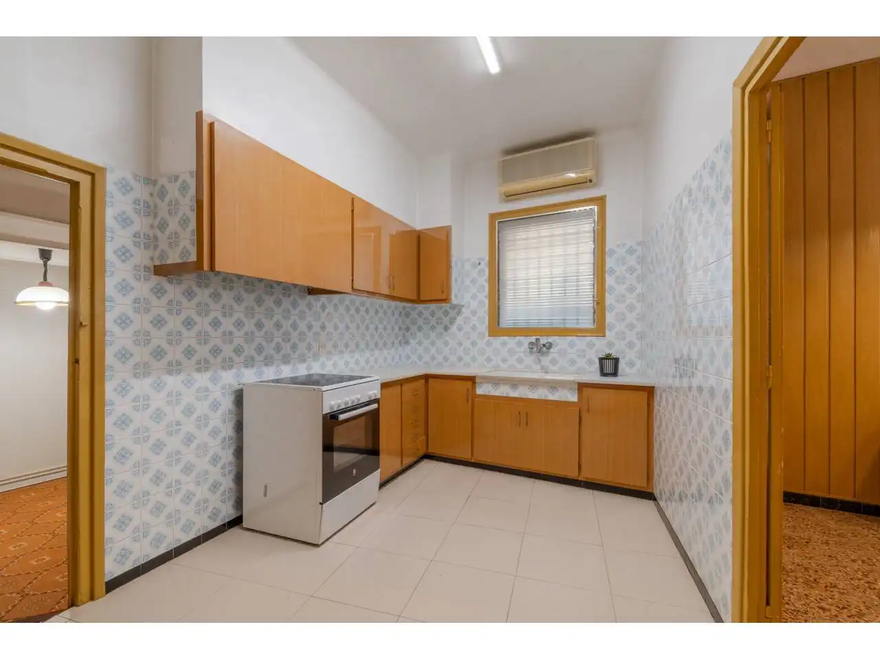 Küche von Wohnung zum Verkauf in Salt mit Klimaanlage, Heizung und Abstellraum