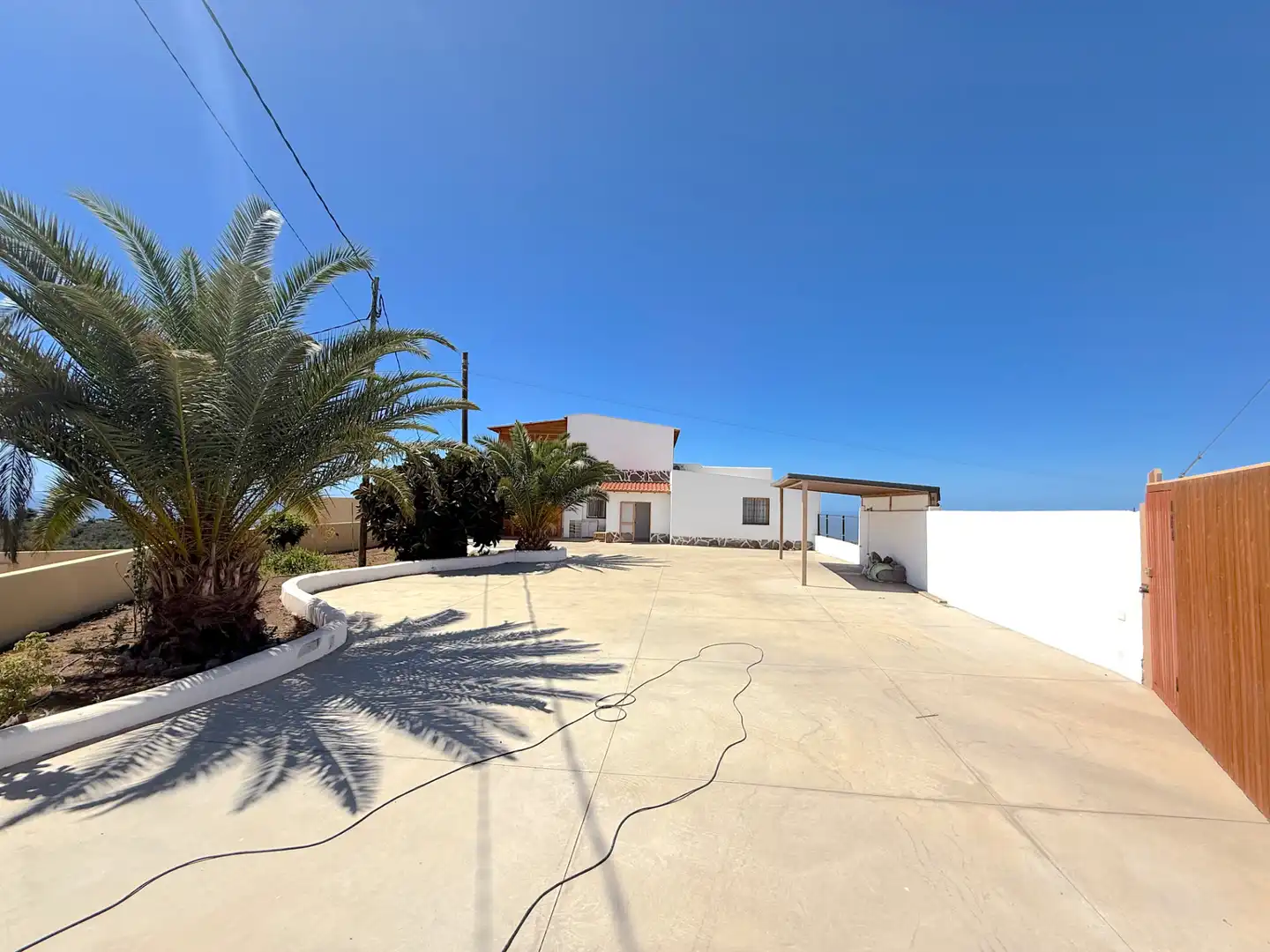 Vista exterior de Casa o xalet en venda en Adeje amb Aire condicionat, Jardí privat i Terrassa