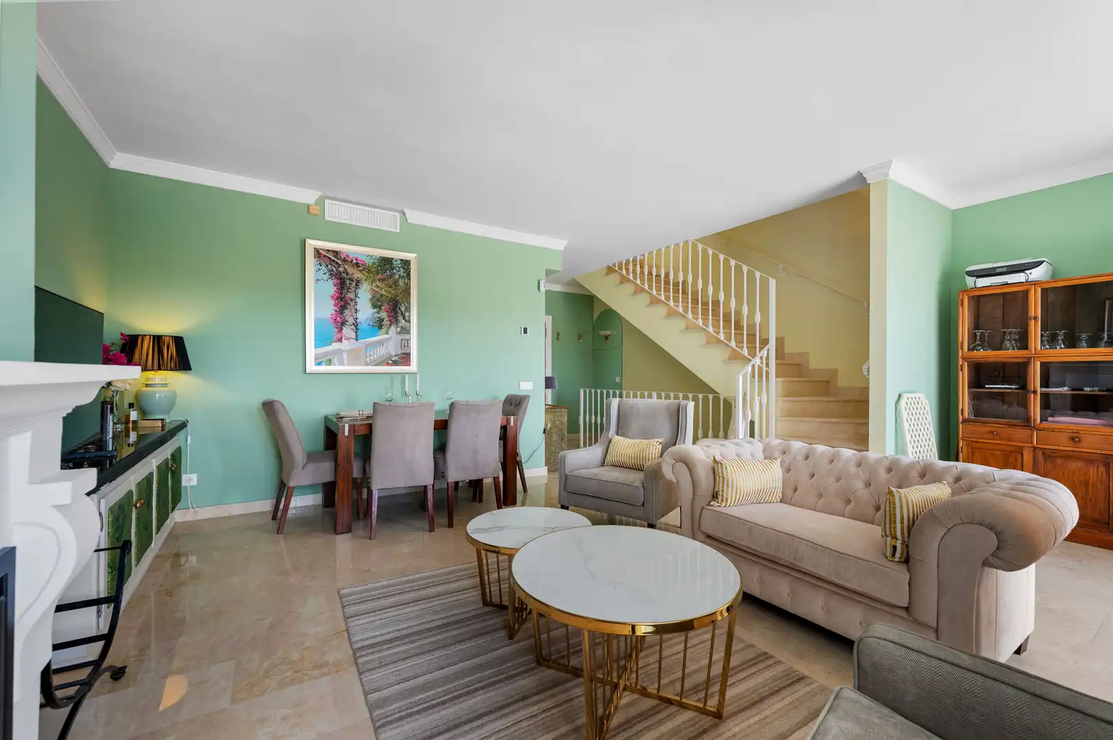Sala de estar de Casa adosada en venta en Marbella con Aire acondicionado, Terraza y Piscina