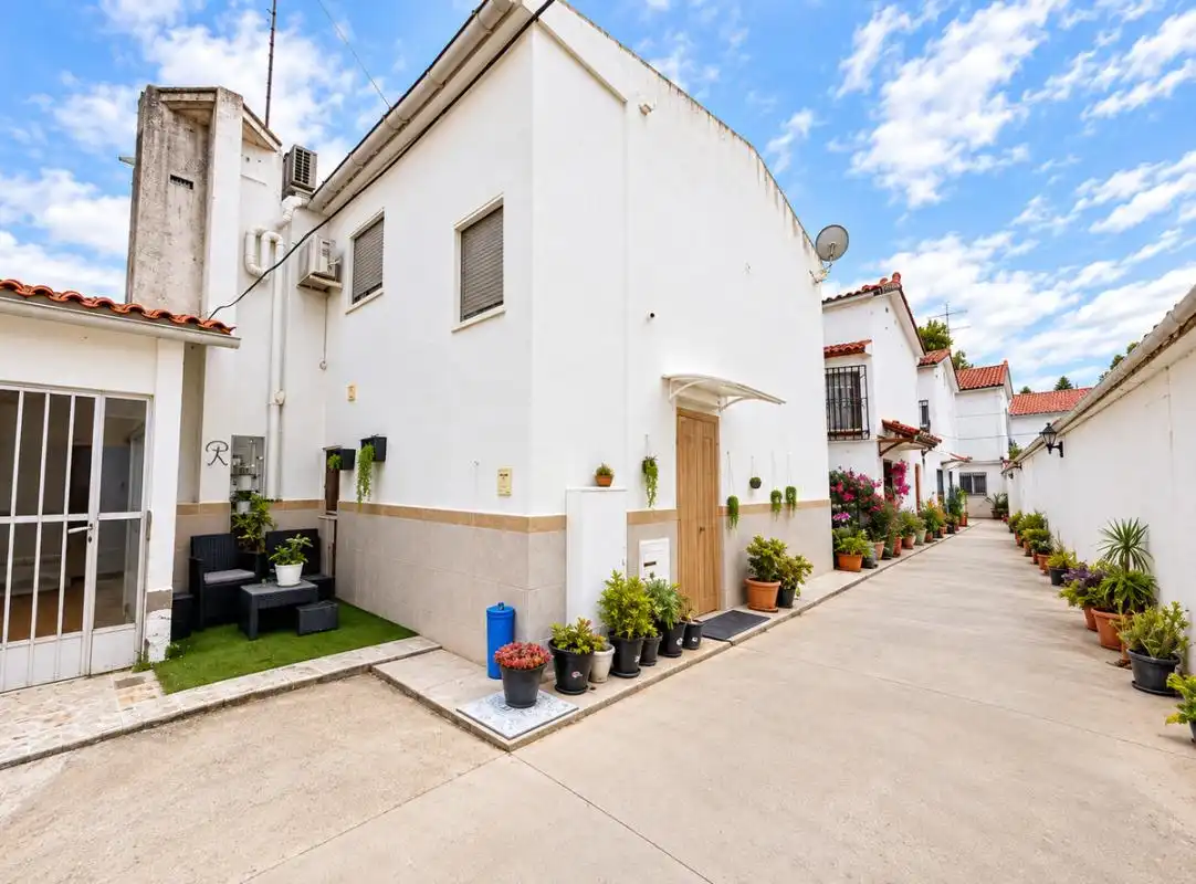 Casa aparellada en venda a Calle Jardines