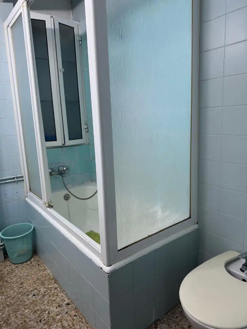 Badezimmer von Wohnung zum Verkauf in Santiago de Compostela  mit Heizung, Parkett und Abstellraum