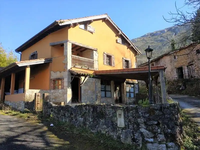 Detached house for sale in Parres