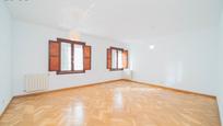 Living room of Flat for sale in San Lorenzo de El Escorial  with Parquet flooring, Storage room and Oven