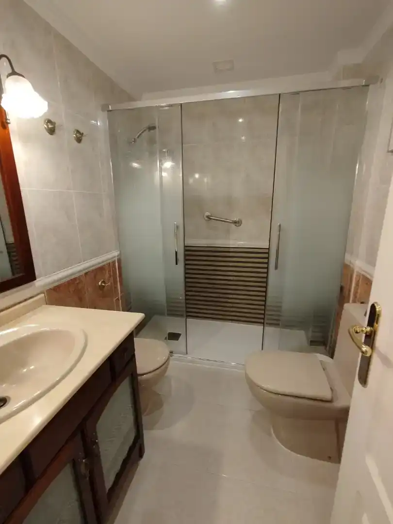 Bany de Casa o xalet en venda en  Melilla Capital amb Aire condicionat, Piscina i Balcó