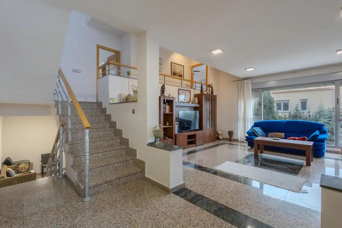 Chalet con terraza en venta en Calle Begonia, imagen 3