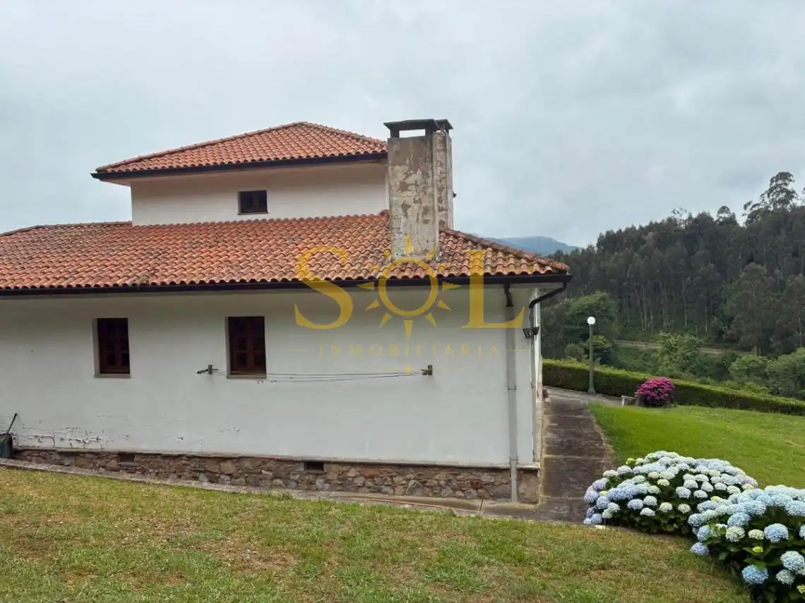 Vista exterior de Casa o xalet en venda en Pravia amb Calefacció i Jardí privat