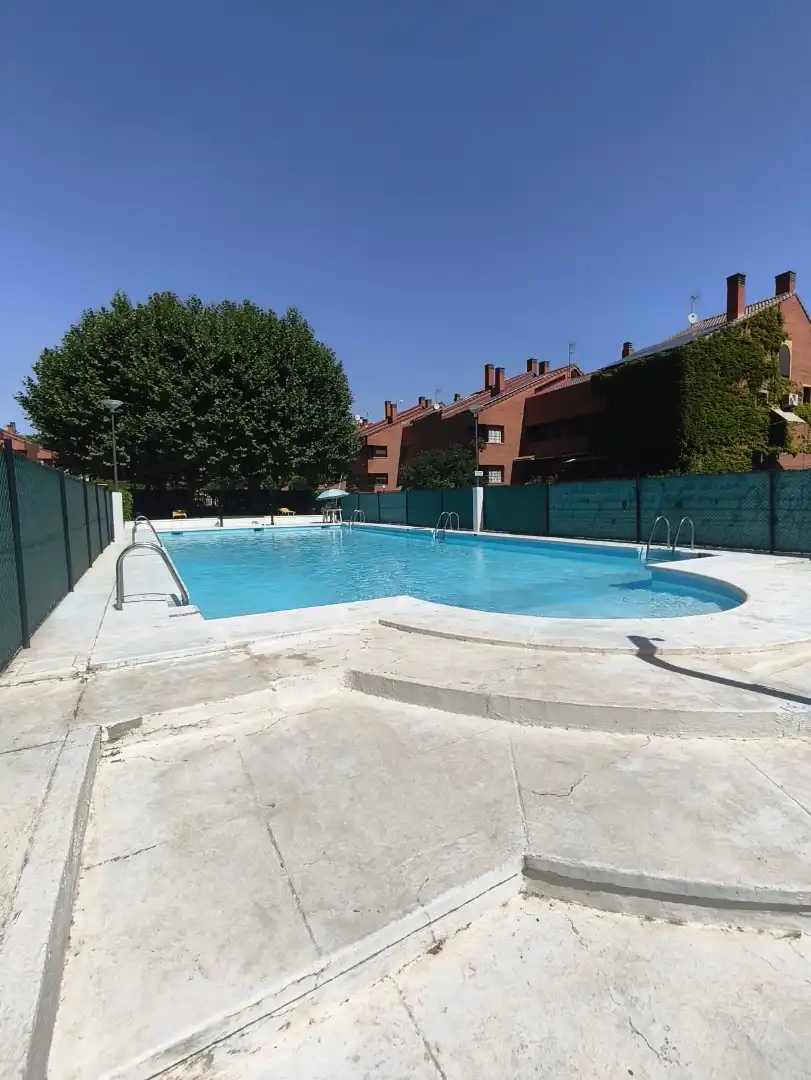 Schwimmbecken von Einfamilien-Reihenhaus zum Verkauf in Getafe mit Klimaanlage, Heizung und Privatgarten