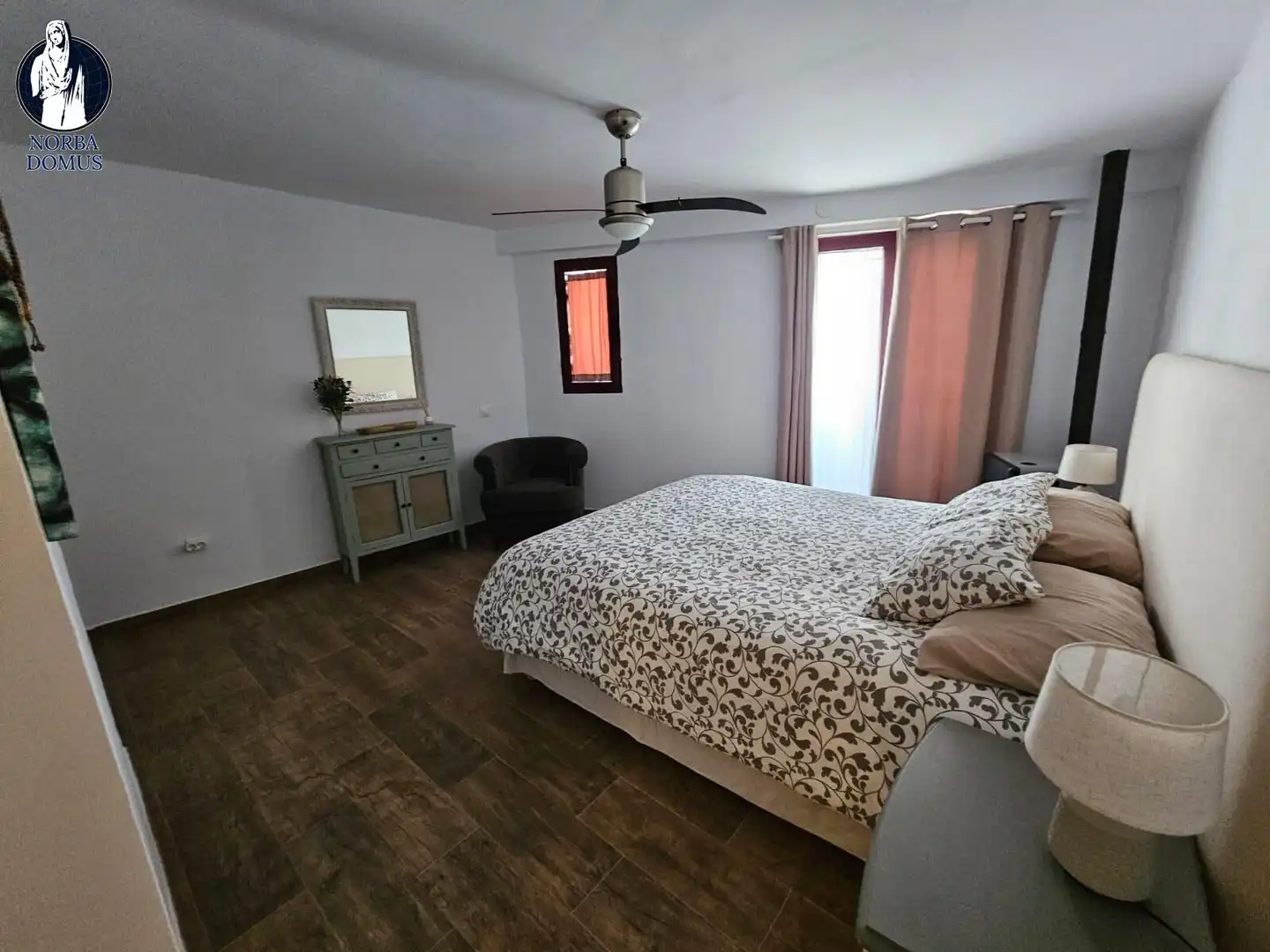 Dormitori de Finca rústica en venda en Montánchez amb Aire condicionat, Terrassa i Traster