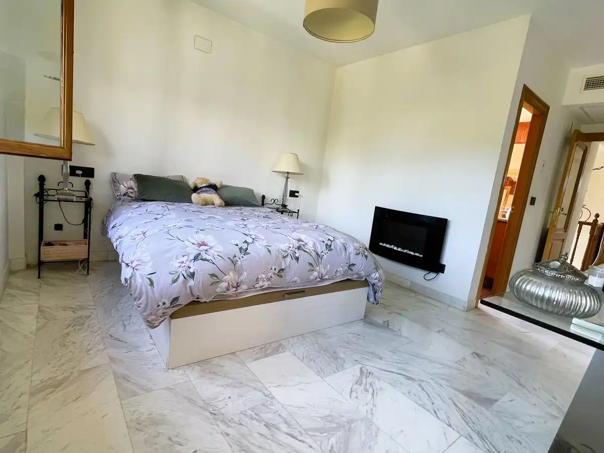 Schlafzimmer von Einfamilien-Reihenhaus zum Verkauf in Mijas mit Klimaanlage, Heizung und Privatgarten
