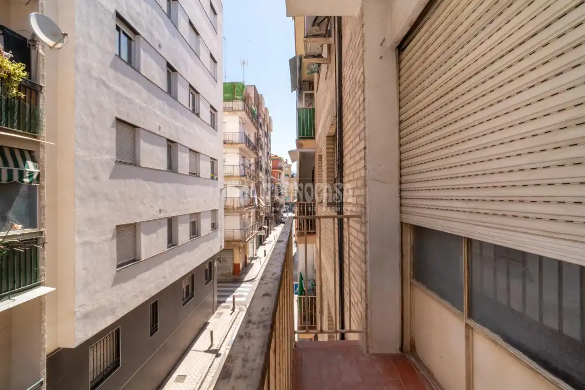 Vista exterior de Pis en venda en Granada amb Balcó