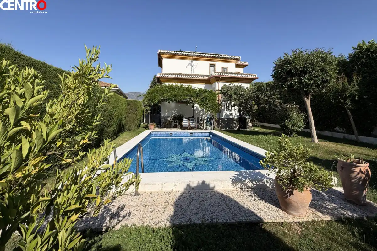 Detached house with garden for sale in Solana