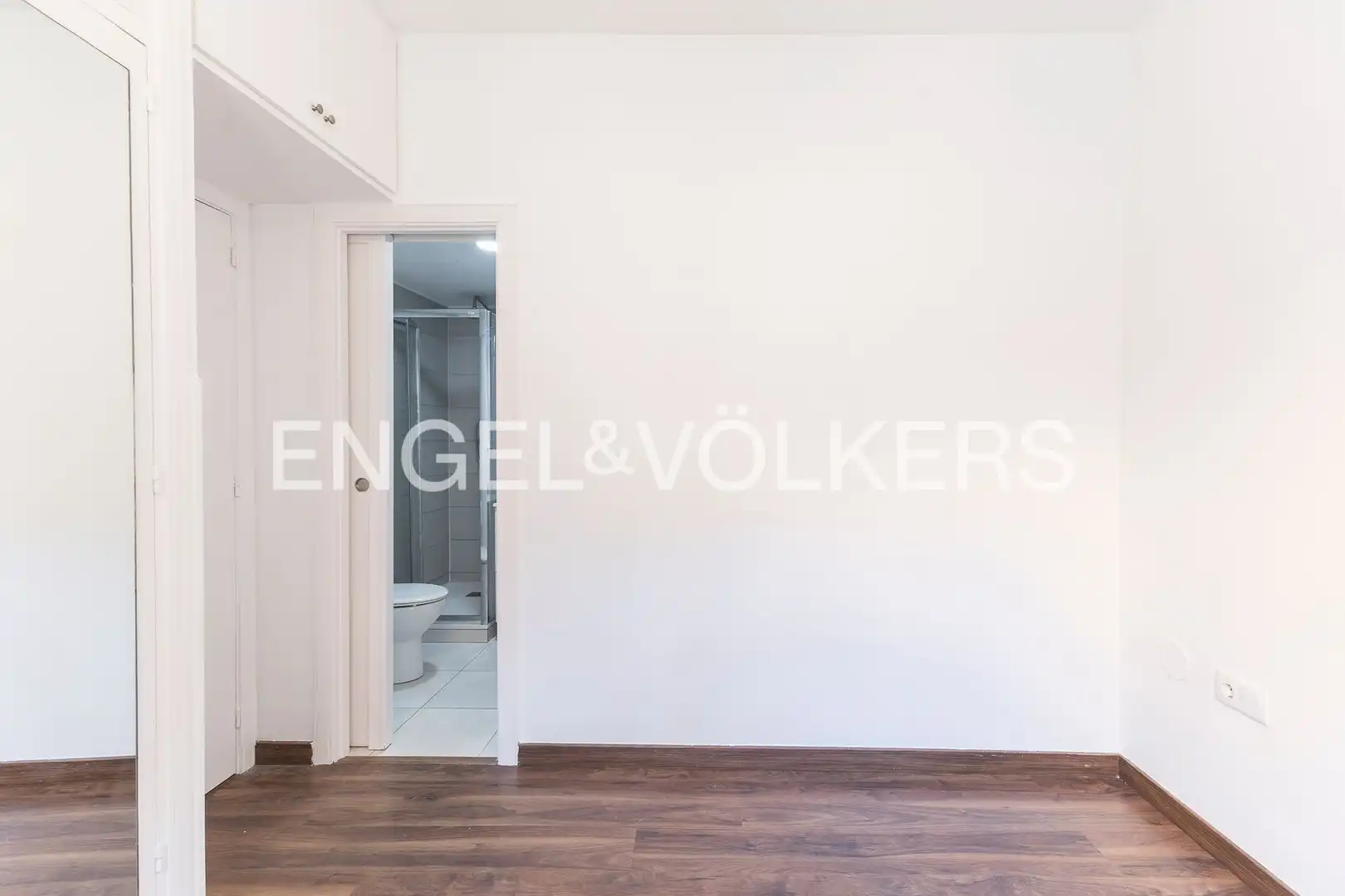 Piso en venta en Barcelona con Calefacción y Amueblado