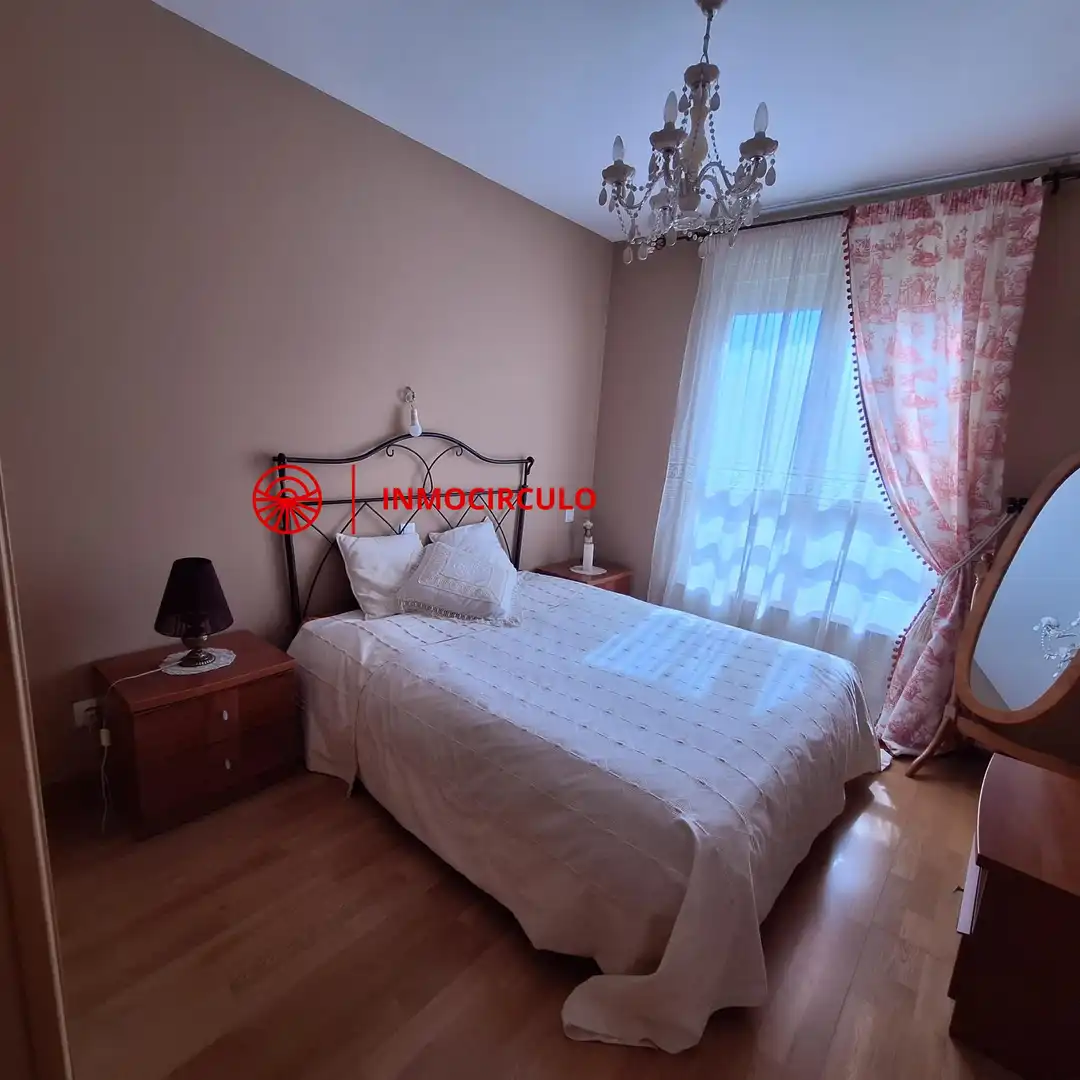 Dormitori de Casa adosada en venda en Burgos amb Jardí privat, Terrassa i Traster