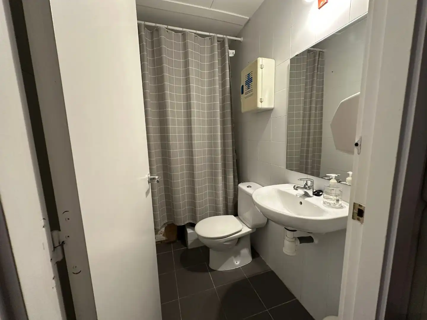 Baño de Local en venta en Barcelona con Aire acondicionado, Calefacción y Internet