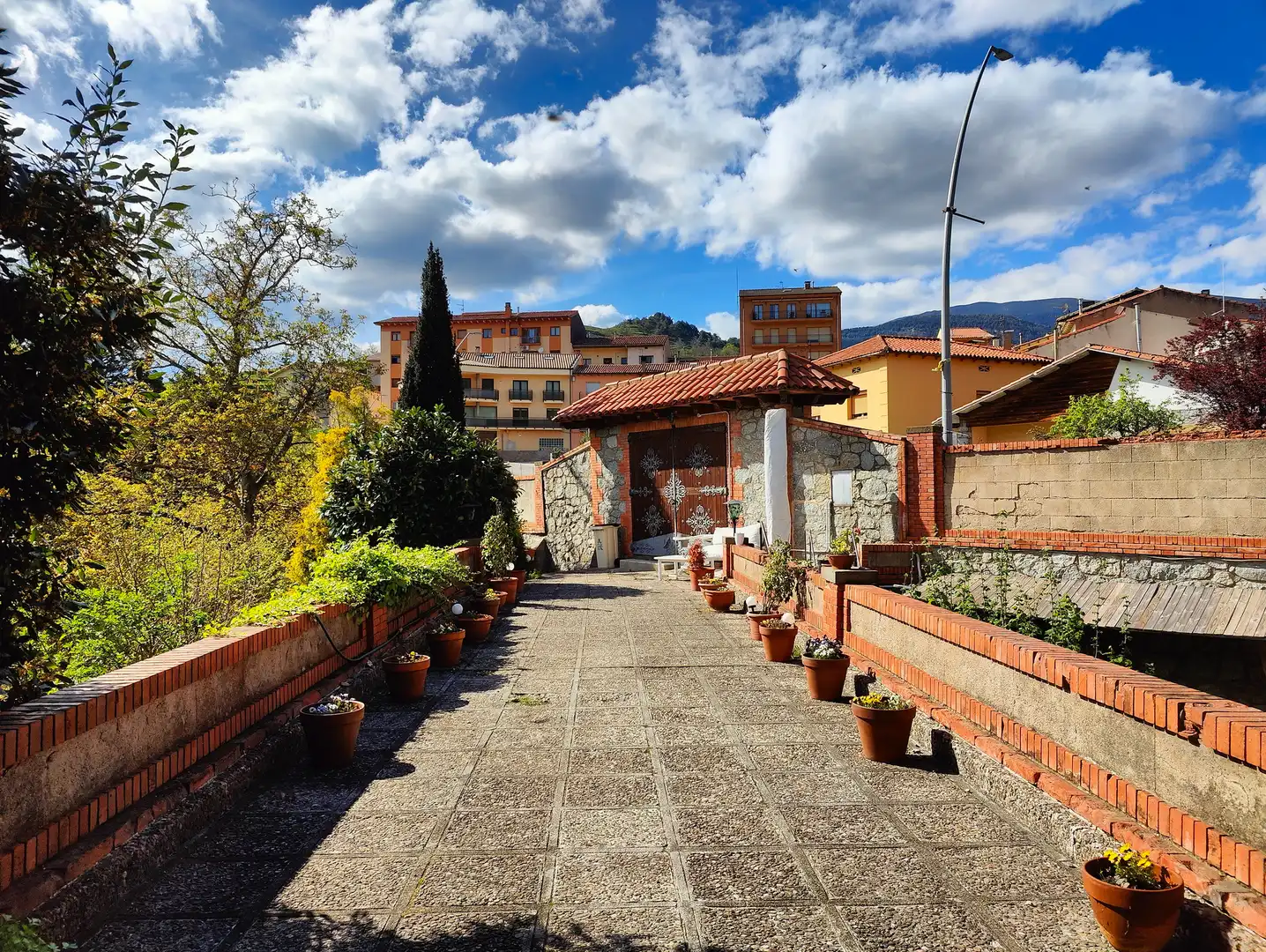 Vista exterior de Casa o xalet en venda en Sant Joan de les Abadesses amb Calefacció, Jardí privat i Terrassa