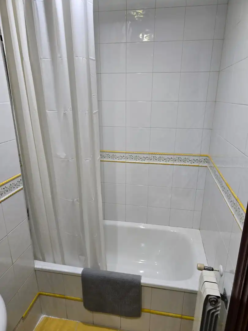 Baño de Piso de alquiler en Gijón  con Calefacción, Parquet y Terraza