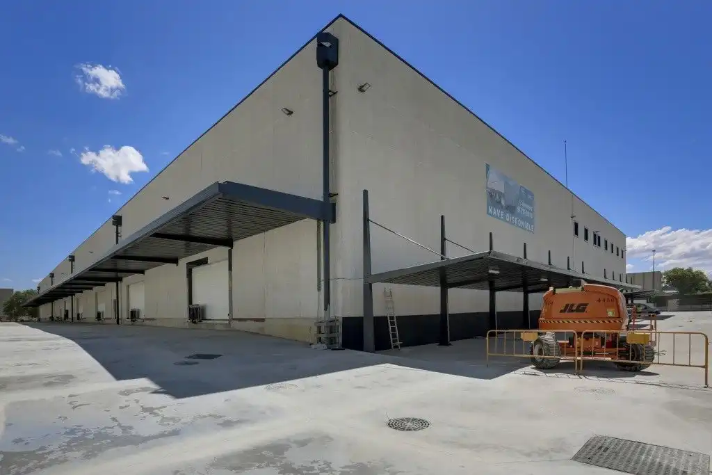 Vista exterior de Nave industrial de alquiler en Getafe