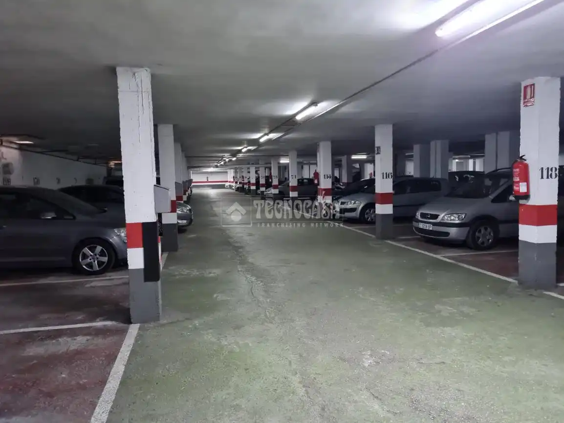 Parking de Piso en venta en Zaragoza con Calefacción y Terraza