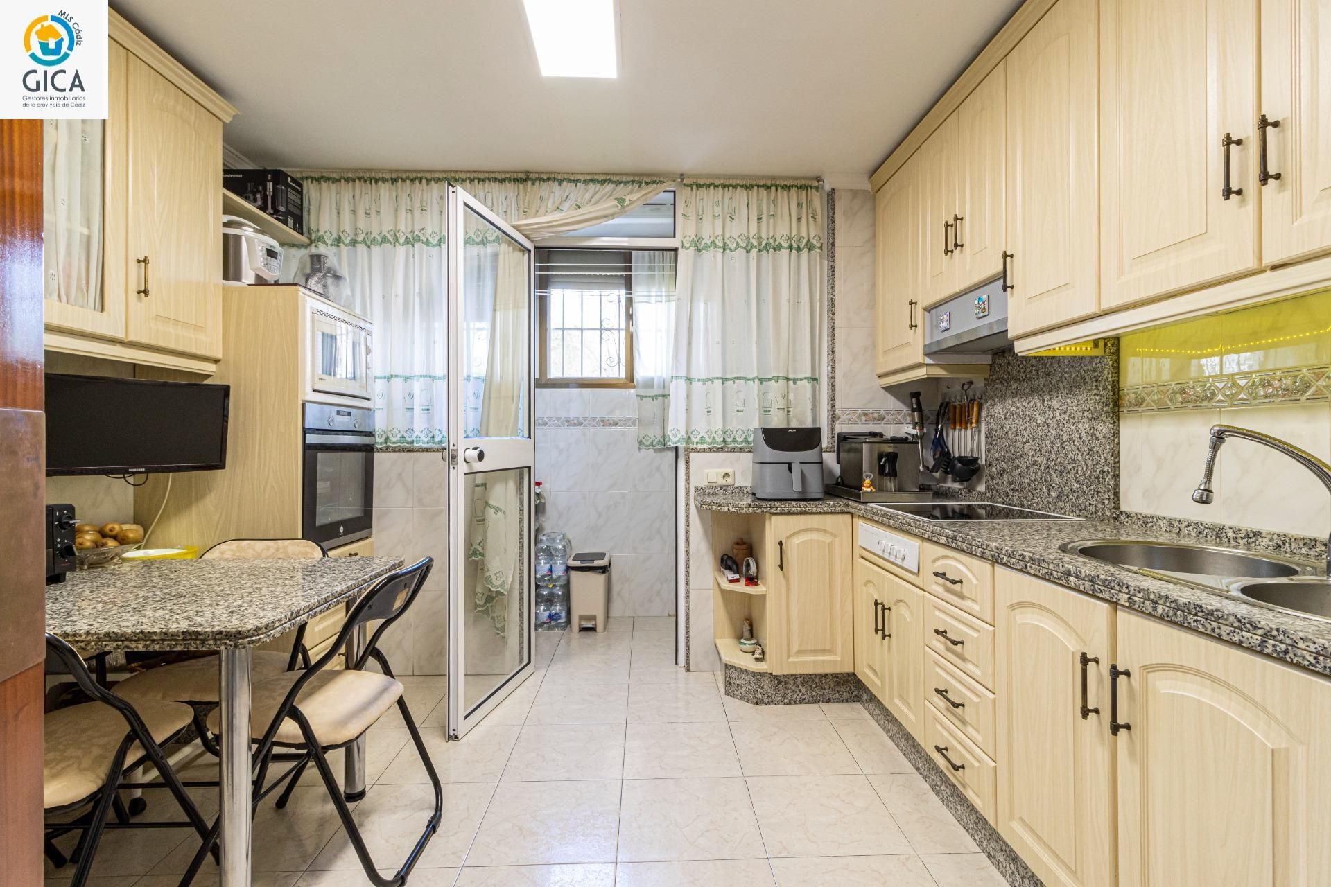 Kitchen of Flat for sale in Jerez de la Frontera  with Air Conditioner and Storage room