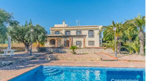Exclusiva villa en Muchamiel con impresionantes vistas panorámicas a la bahía de Alicante.