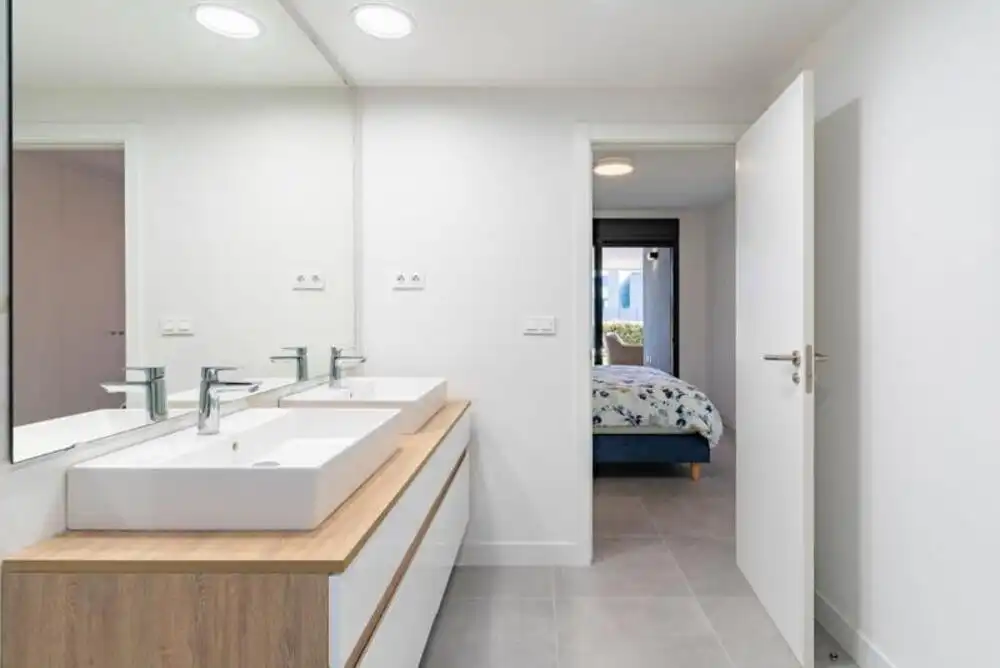 Baño de Apartamento de alquiler en Estepona con Aire acondicionado, Jardín privado y Terraza