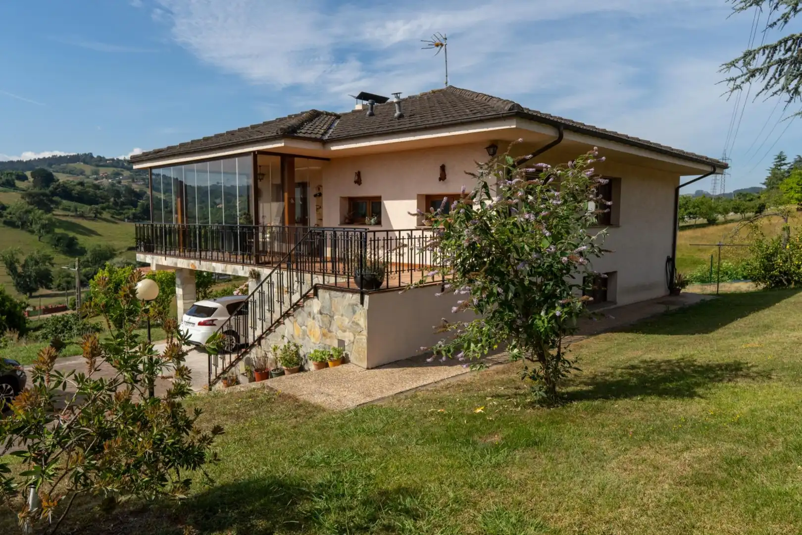 Vista exterior de Casa o xalet en venda en Gijón  amb Calefacció, Jardí privat i Terrassa