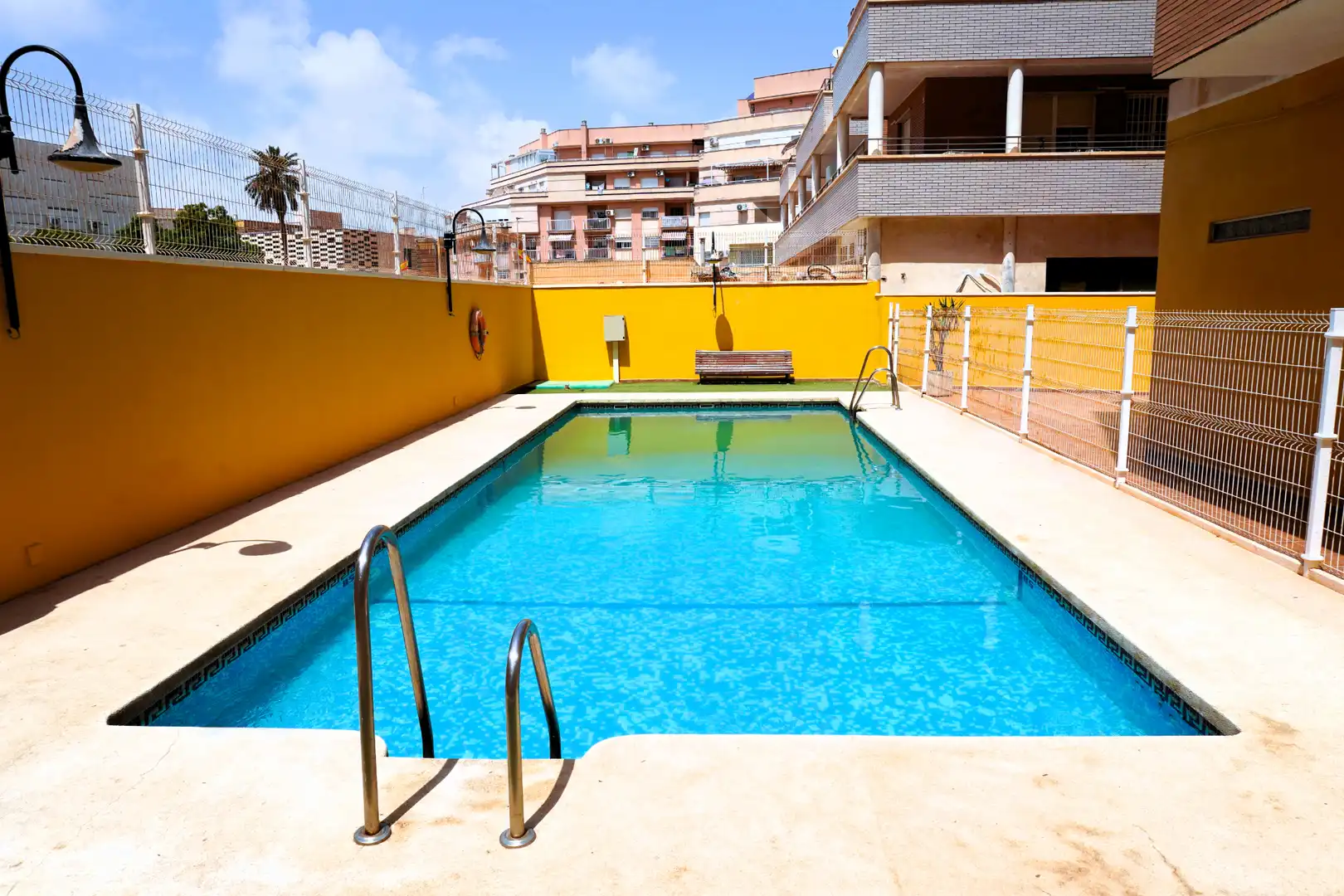 Piscina de Pis en venda en Roquetas de Mar amb Aire condicionat, Terrassa i Moblat