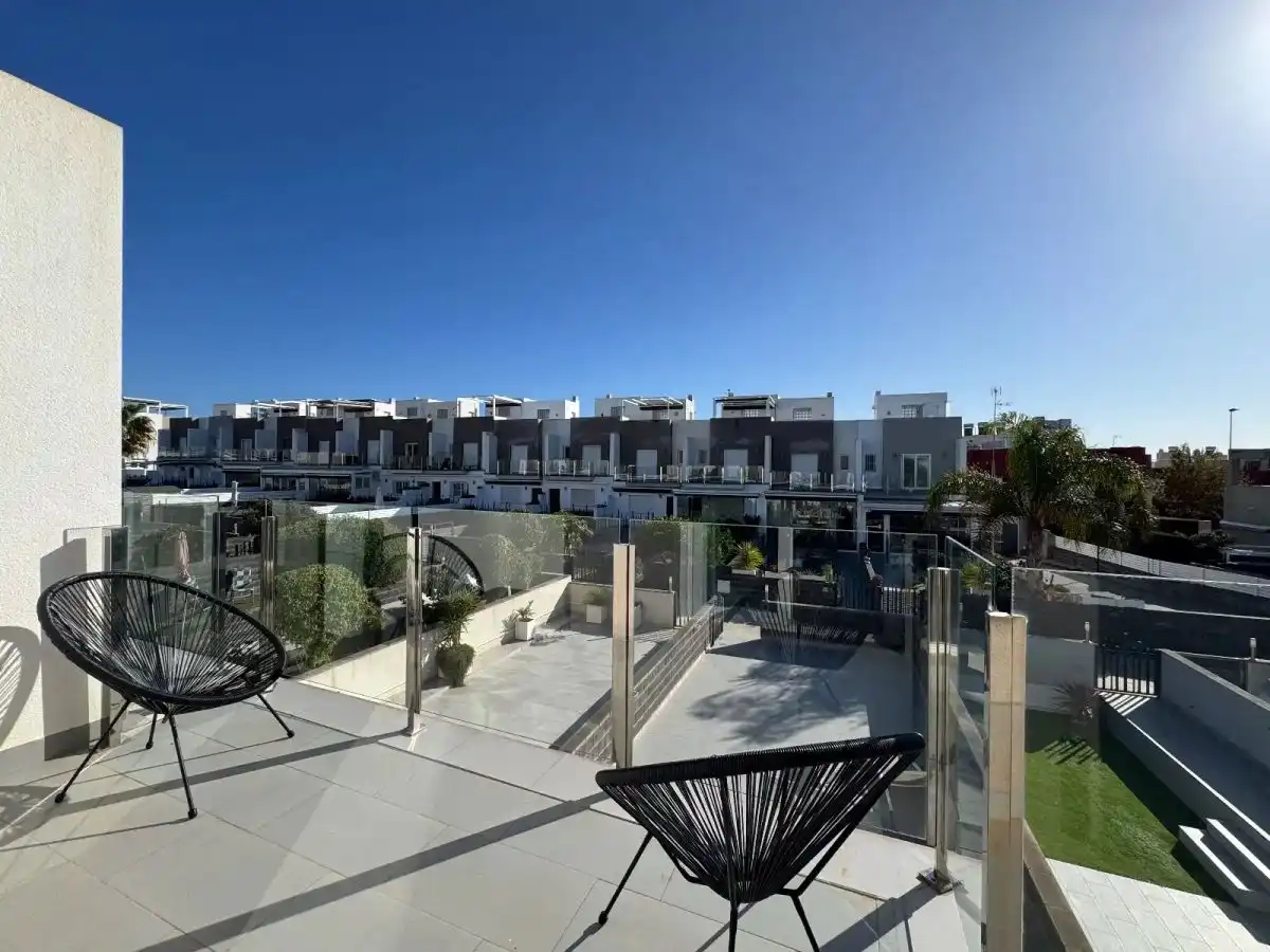 Terraza de Casa adosada en venta en Torrevieja con Aire acondicionado, Jardín privado y Amueblado