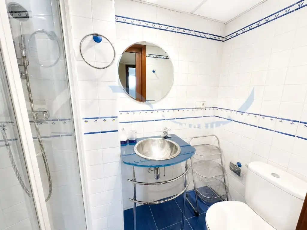 Bathroom of Flat for sale in Benidorm  with Air Conditioner, Private garden and Swimming Pool