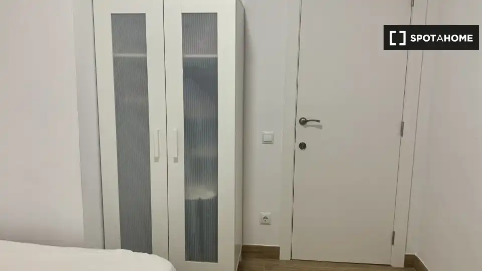 Dormitori de Pis per a compartir en L'Hospitalet de Llobregat amb Aire condicionat, Calefacció i Moblat