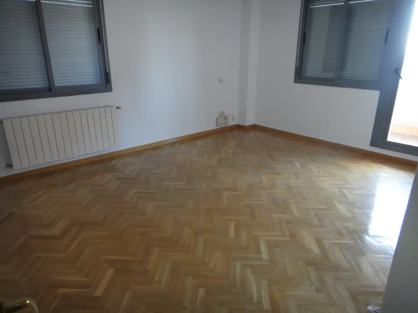 Schlafzimmer von Dachboden zur Miete in Madrid mit Heizung, Terrasse und Abstellraum