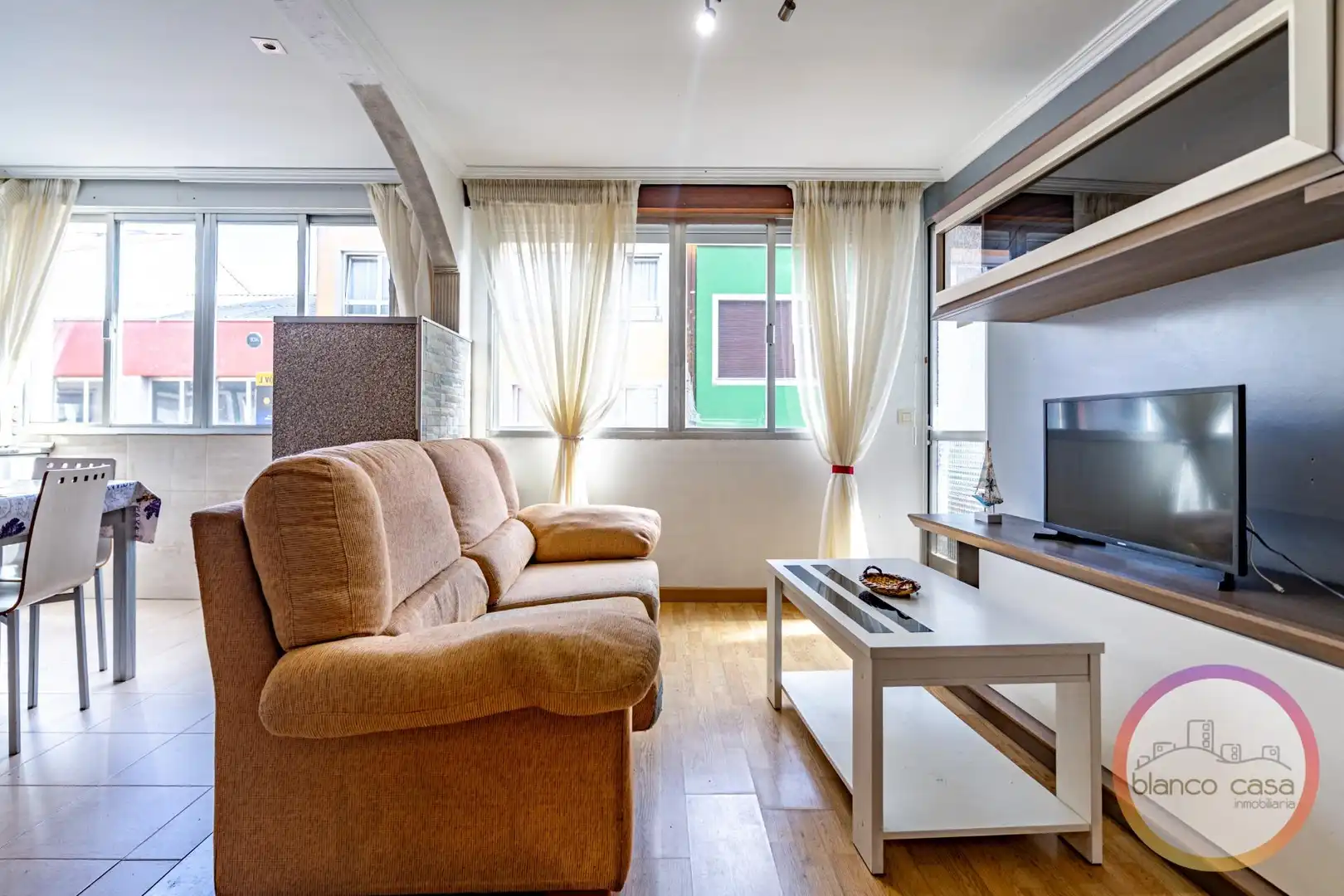 Sala de estar de Piso en venta en Carballo con Terraza, Trastero y Amueblado