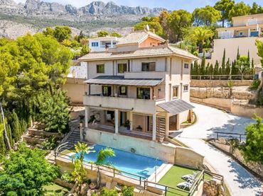 Detached house with pool for sale in Altea la Vella
