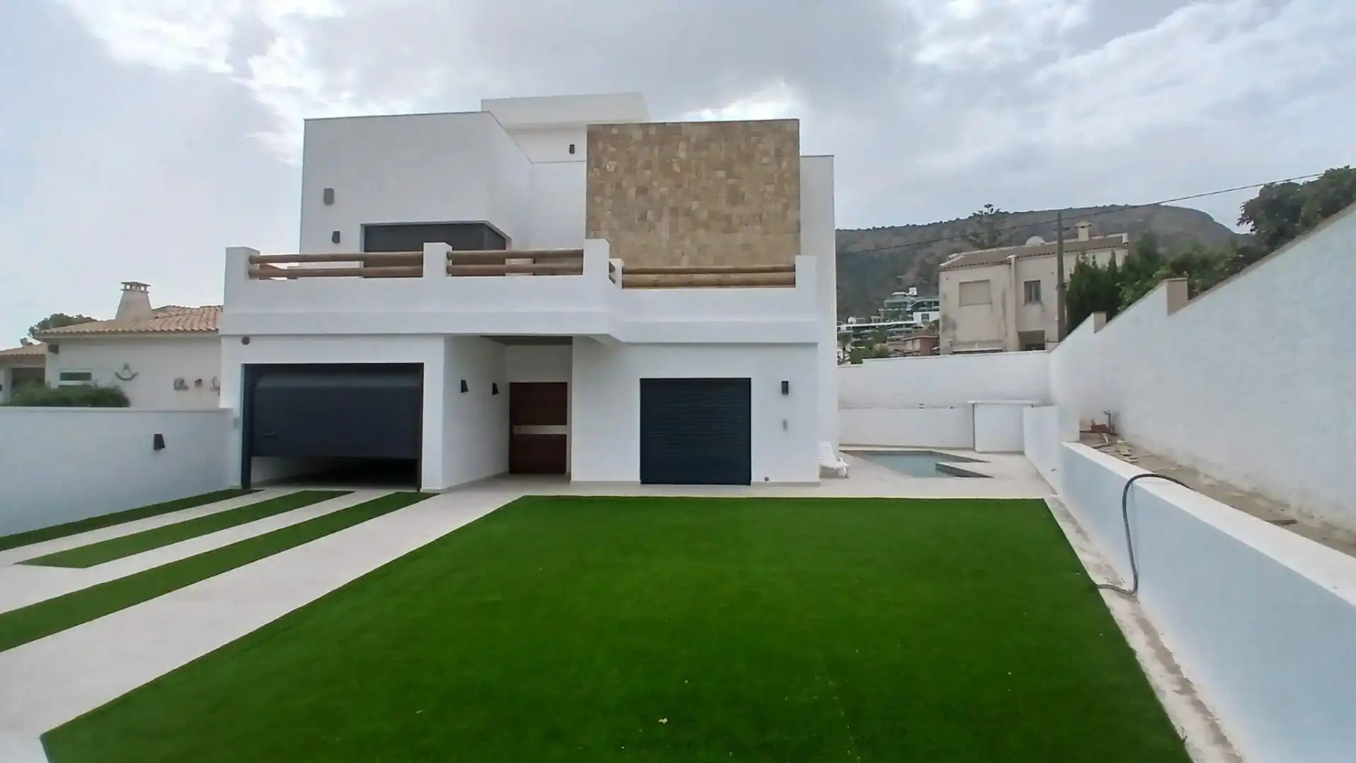 Vista exterior de Casa o xalet en venda en L'Alfàs del Pi amb Aire condicionat i Piscina