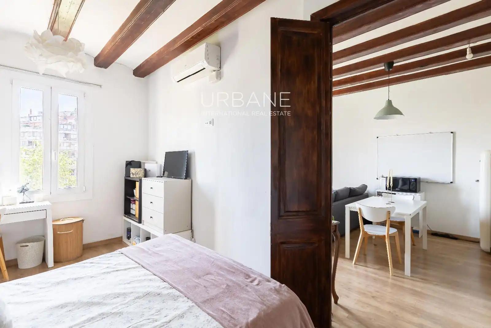 Schlafzimmer von Dachboden zum Verkauf in Barcelona mit Klimaanlage, Heizung und Terrasse