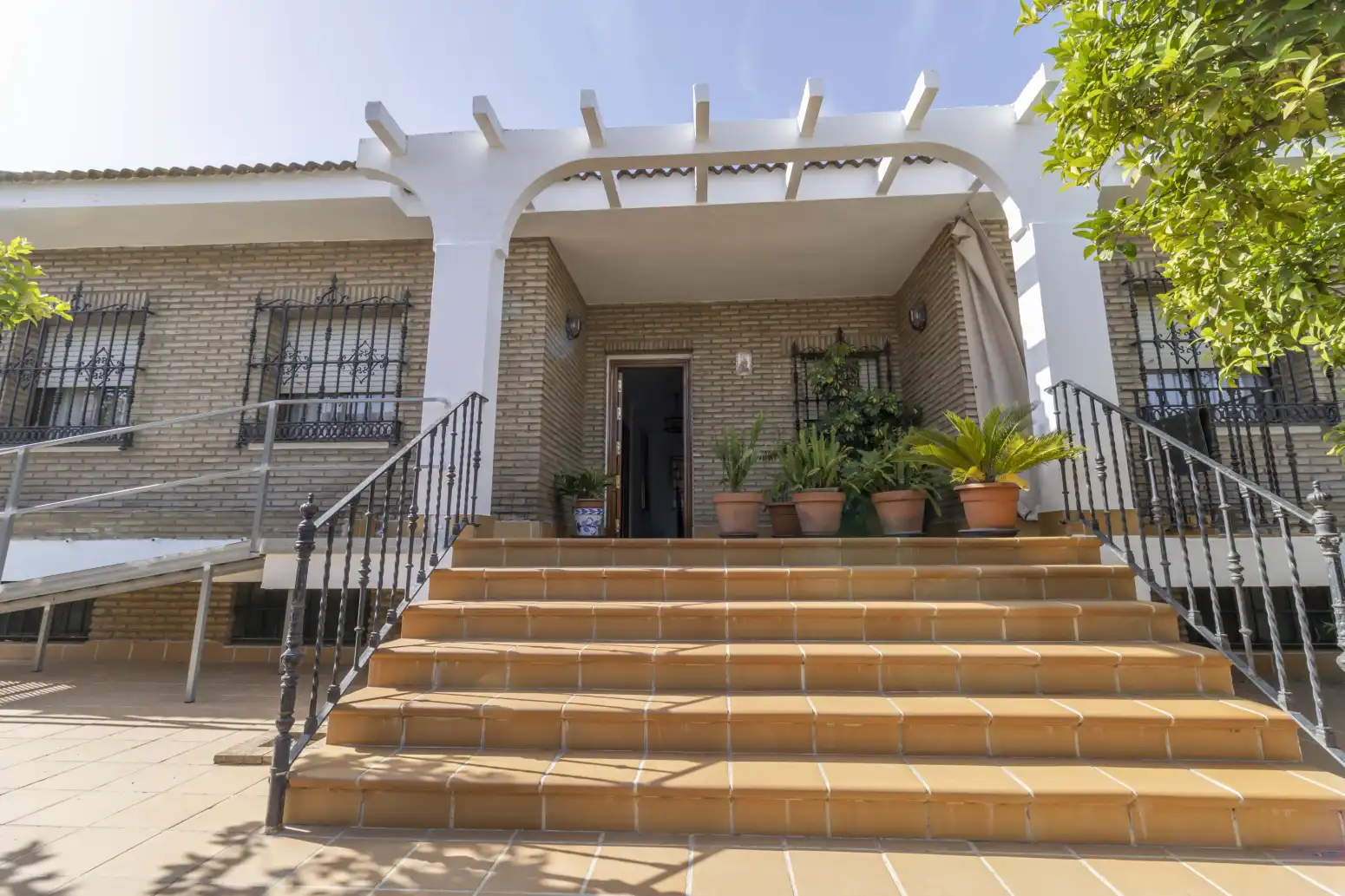Vista exterior de Casa o xalet en venda en Gines amb Aire condicionat, Terrassa i Traster